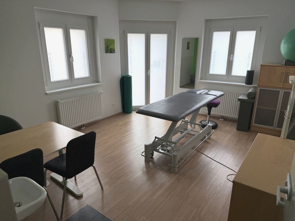 Heller Behandlungsraum mit Therapieliege im Therapie Zentrum Korneuburg