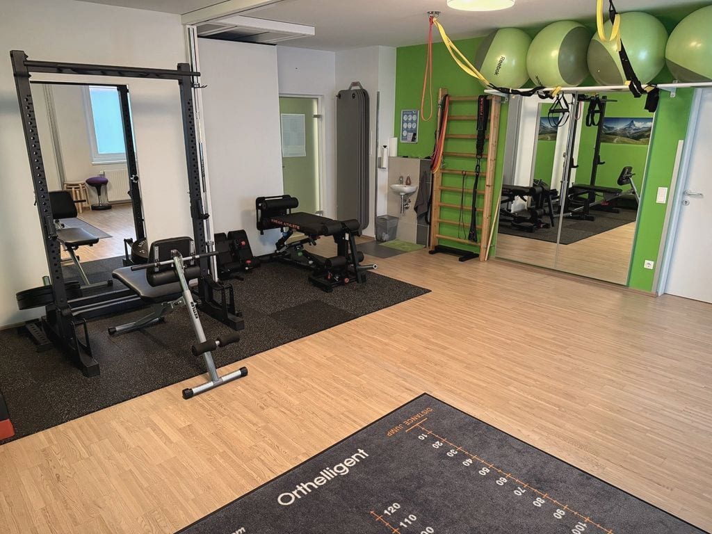 Trainingsraum mit Geräten und Spiegelwand im Therapie Zentrum Korneuburg