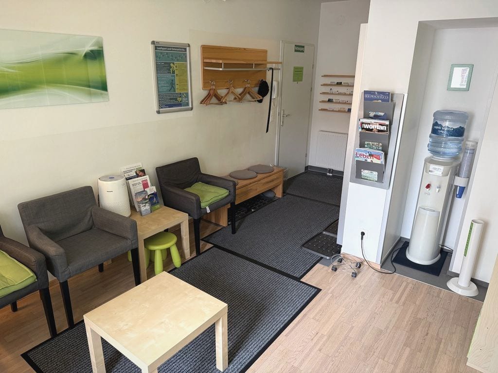 Wartebereich im Therapie Zentrum Korneuburg mit Garderobe und Wasserspender